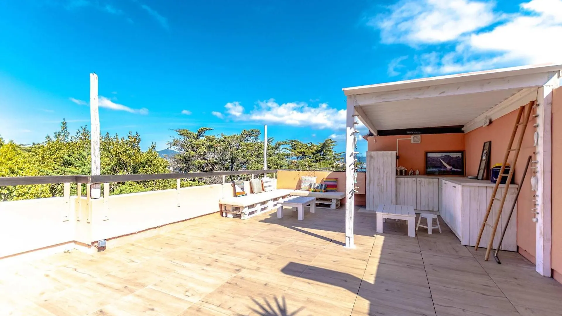 Le Bailly L Beachside & Rooftop L Shellter Rentals Saint-Tropez Francja